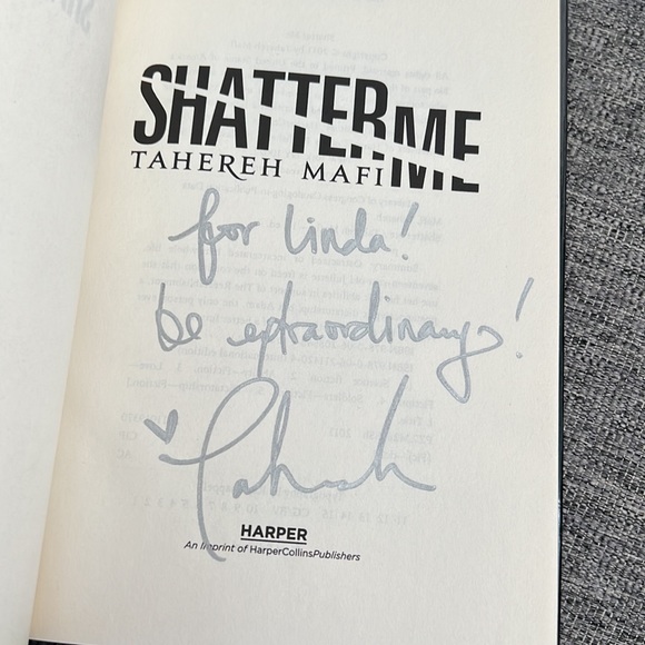 Shatter Me by Tahereh Mafi (First Edition SIGNED) - Picture 6 of 8